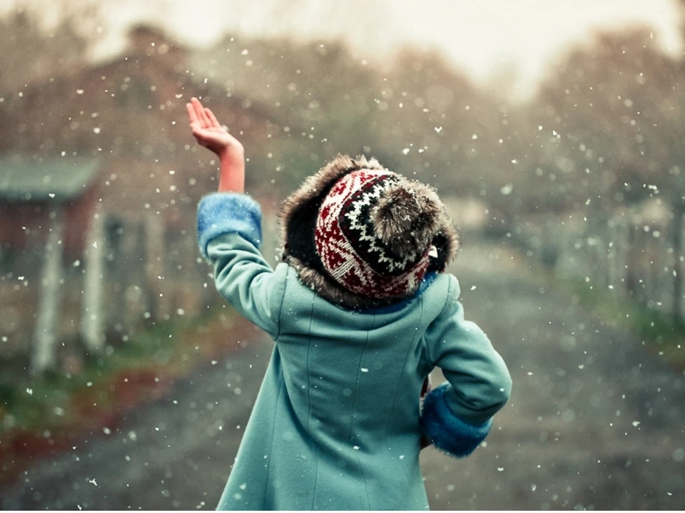 Дети всегда радуются снегу.
