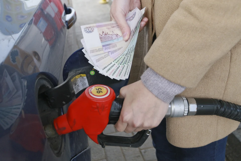 Цены на некоторые марки бензина также снизились в феврале.