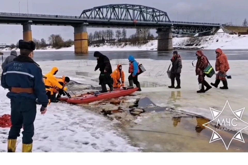 Спасатели сняли с льдины 22 рыбаков в Полоцке. Фото: стоп-кадр | видео МЧС