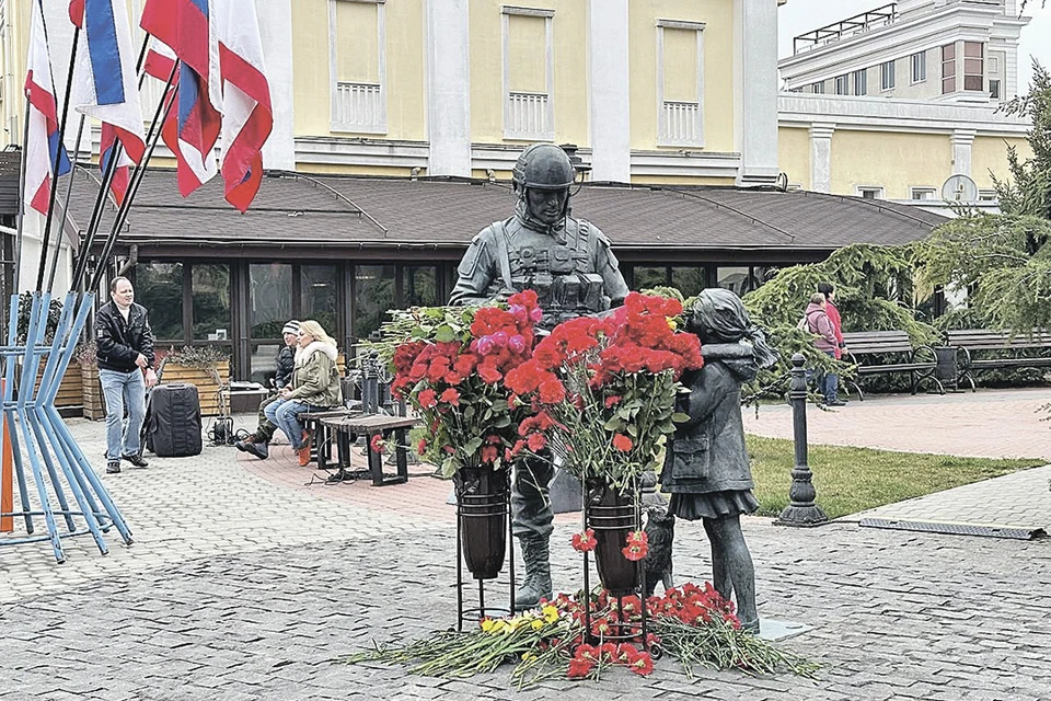 В центре Симферополя - памятник «вежливым людям» - российским бойцам, обеспечившим мирный референдум в Крыму весной 2014-го. Каждый март он утопает в цветах.