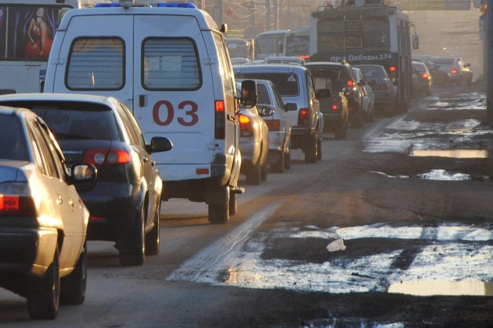 Снег на городских и сельских дорогах тает стремительно