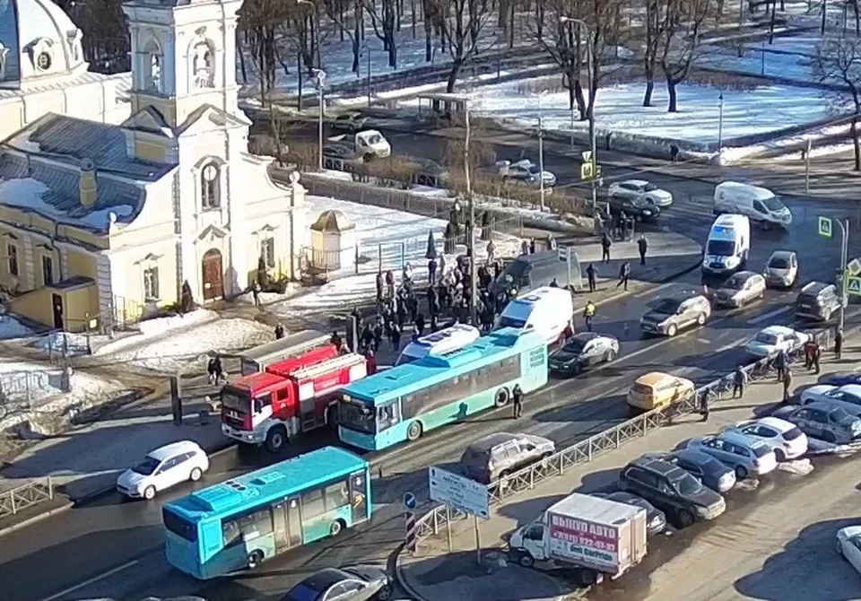 Легковушка подрезала микроавтобус. Фото: https://vk.com/krasnoe_selo