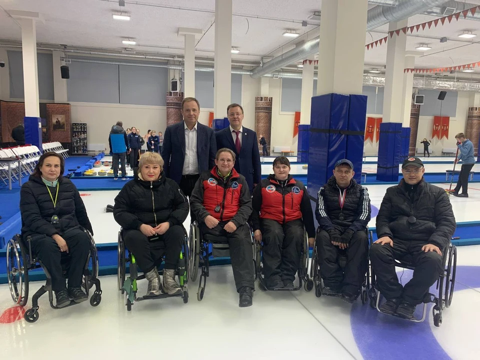 В рамках визита Игорь Комаров и Дмитрий Азаров встретились со сборной по керлингу на колясках.