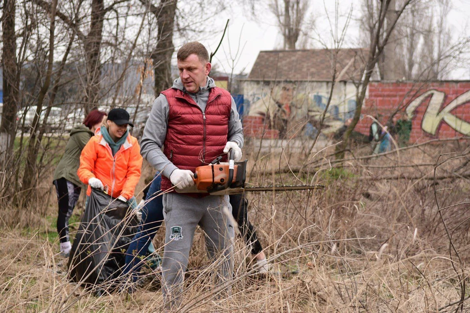 Мэр Краснодара вместе с жителями вышел на субботник Фото: t.me/emnaumov
