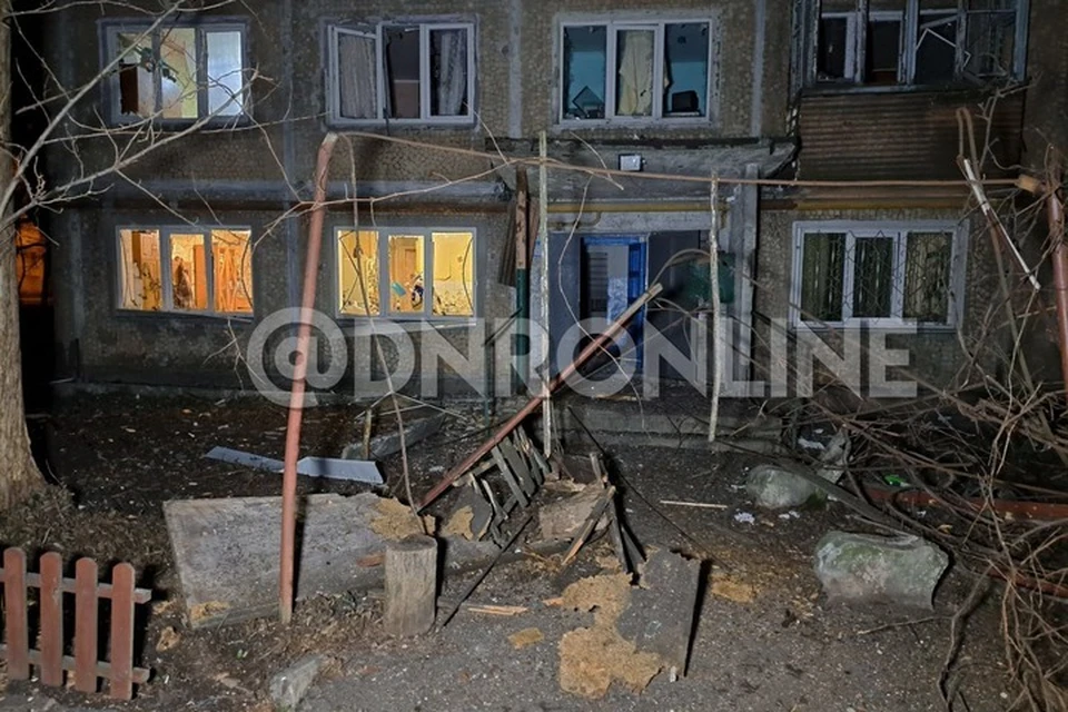 Последствия ночного обстрела Кировского района Донецка украинскими боевиками