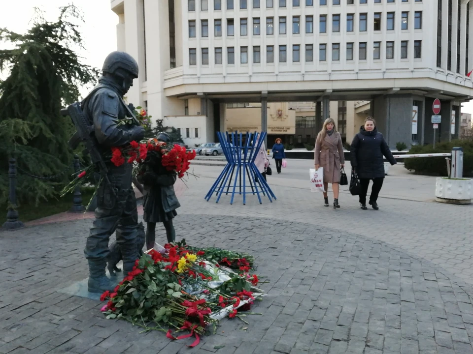 Памятник Вежливым людям установили в центре Симферополя в память о событиях Крымской весны.