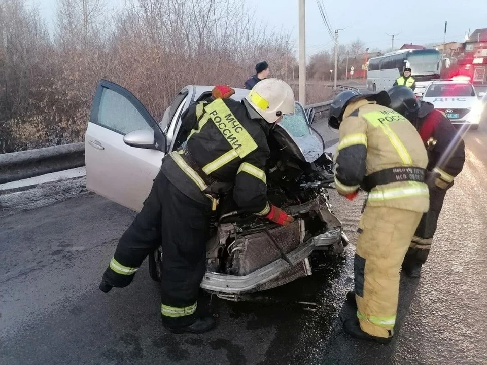 В легковушке пострадали водитель и два пассажира.