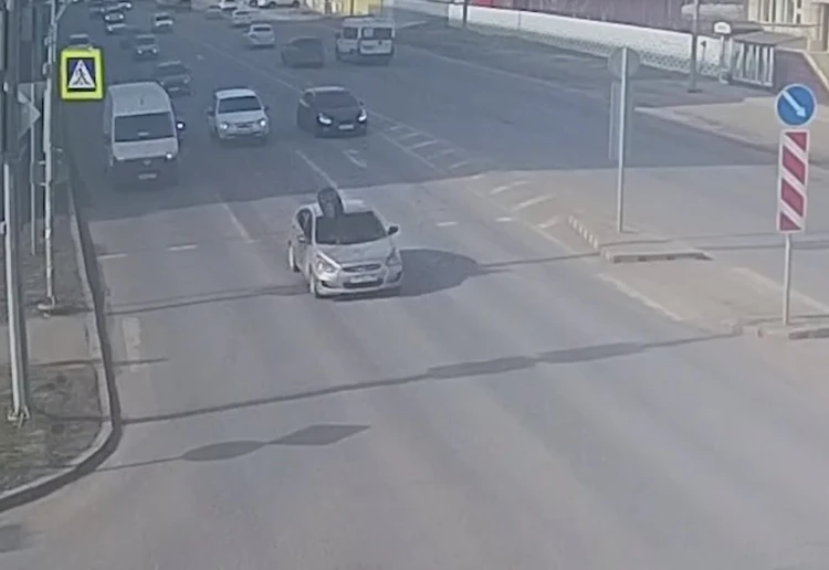 В Волгограде оторвавшееся от «Лады» колесо влетело в иномарку - видео