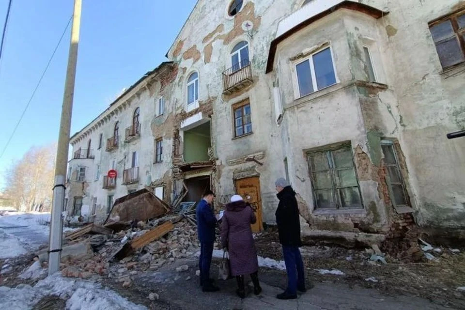 По предварительной версии, стена рухнула из-за падения снега на один из балконов Фото: прокуратура Свердловской области