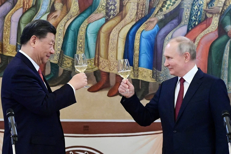 Путин призвал активнее использовать юани во внешней торговле: что от этого выиграет Россия и как проиграет Америка