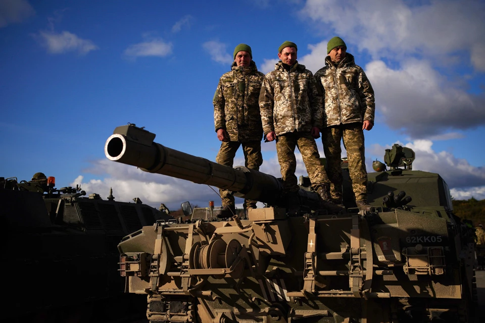 Киев «обижался» на англичан, что те дают ему «слишком мало танков». А чтобы отмыться от таких претензий британцы и решили компенсировать небольшое количество своих Челленджеров поставкой к ним снарядов с обедненным ураном