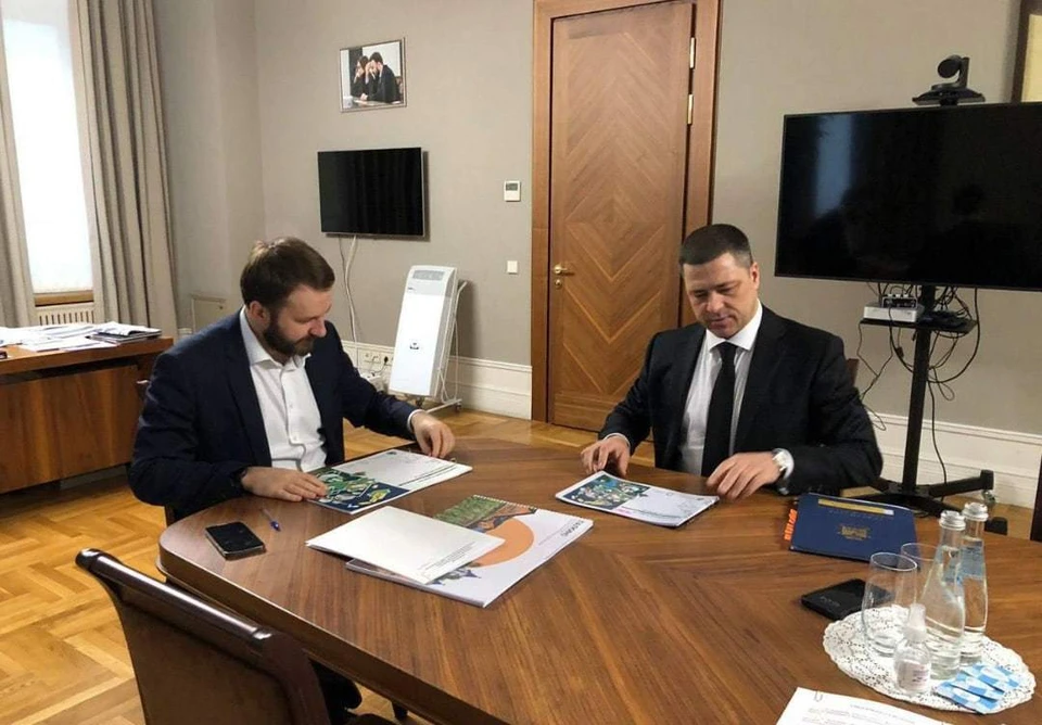 Встреча губернатора Псковской области Михаила Ведерникова с помощником президента РФ Максимом Орешкиным