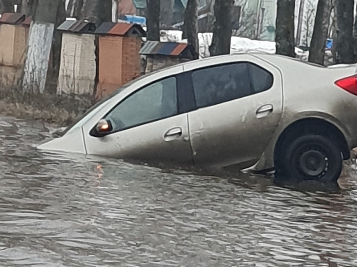 В Дягилеве засняли тонущую в «море» легковушку - KP.RU