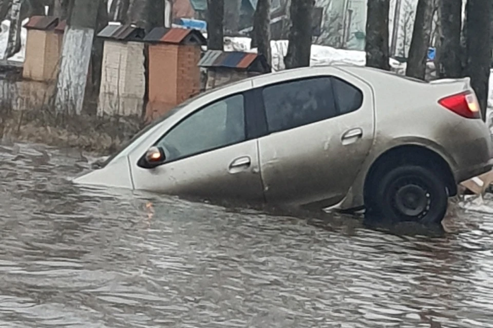 В Дягилеве засняли тонущую в «море» легковушку. Фото: пользователь в соцсети ВКонтакте Владислава Каргаполова.