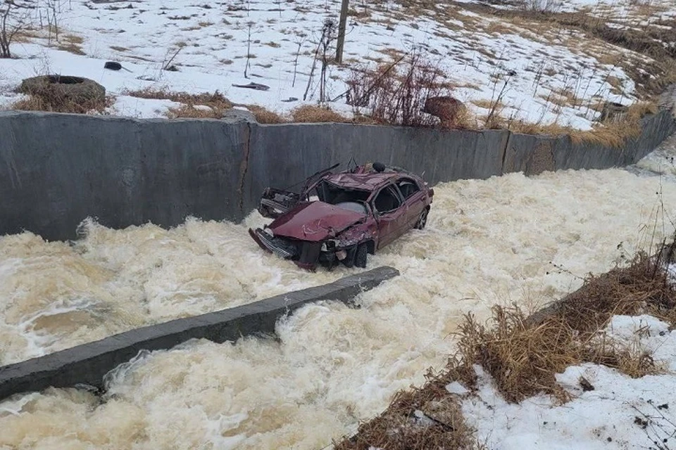 Машина перевернулась и оказалась в потоке воды. Фото: ГИБДД Чувашии