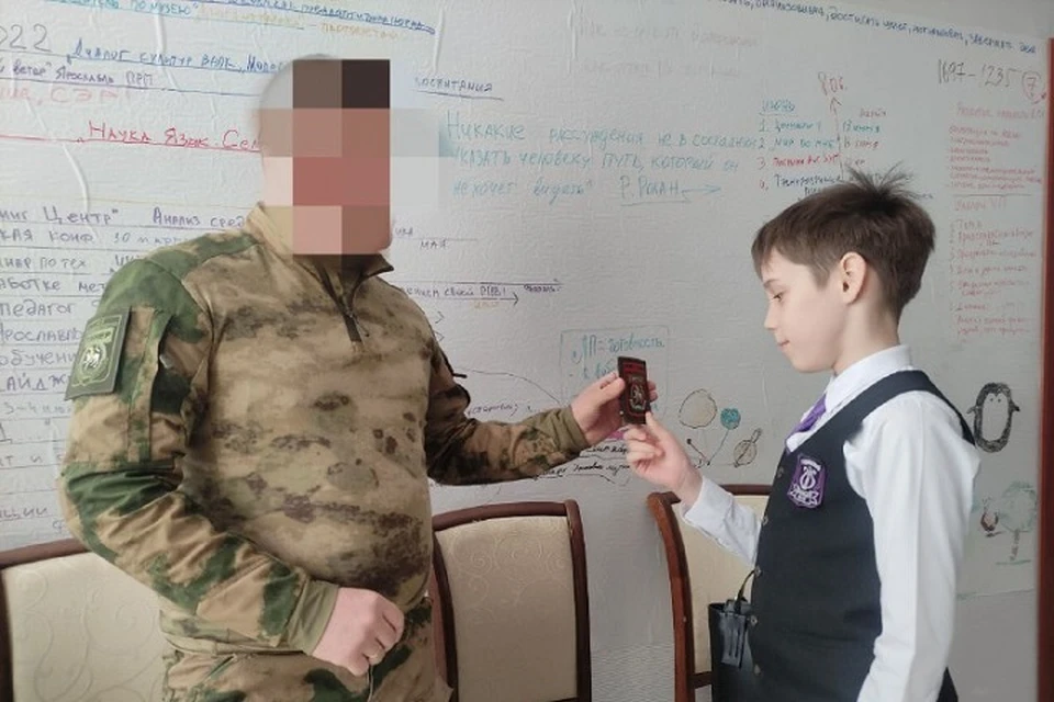 Военнослужащий пришел к мальчику, как только получил отпуск. Фото: nabchelny.ru