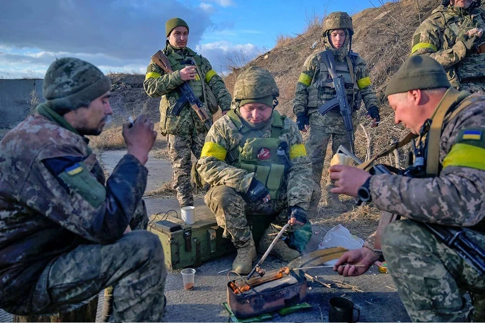 СМИ: Украинские военные стали чаще пить на службе