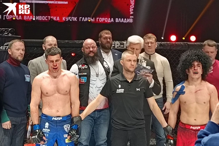 Кровавый бой блогеров и поединок за титул чемпиона мира: спортсмены из разных стран сразились в смешанных единоборствах в Приморье