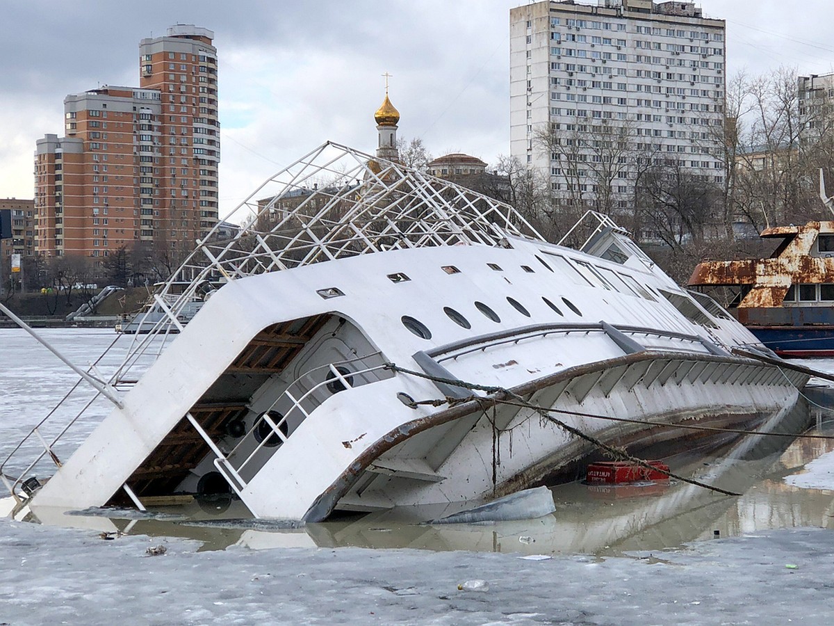 В Москве тонет теплоход на 120 человек: почему его никто не спасает - KP.RU