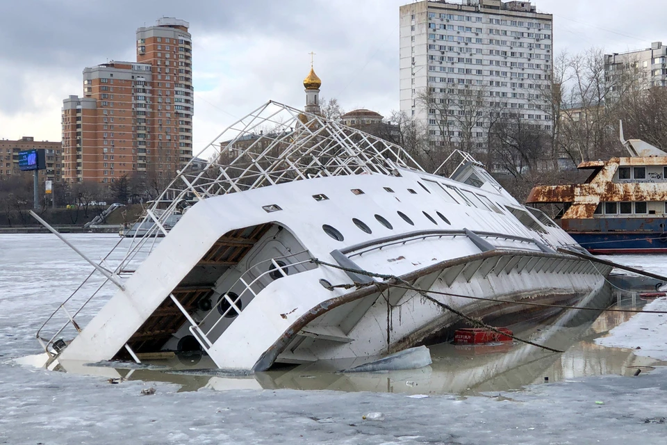 Частично затонувшее пассажирское судно у причала в Кожуховском затоне Москвы-реки