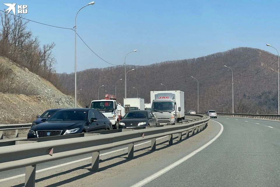 Водители начали массово жаловаться на пробку около часу дня.