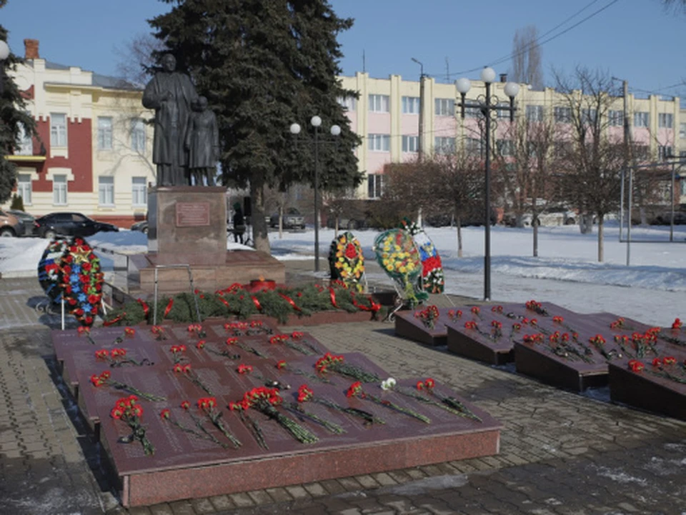 Строители заменят плитку, установят новые скамейки и урны, обновятся газоны и клумбы, появятся современное освещение на всей территории сквера.