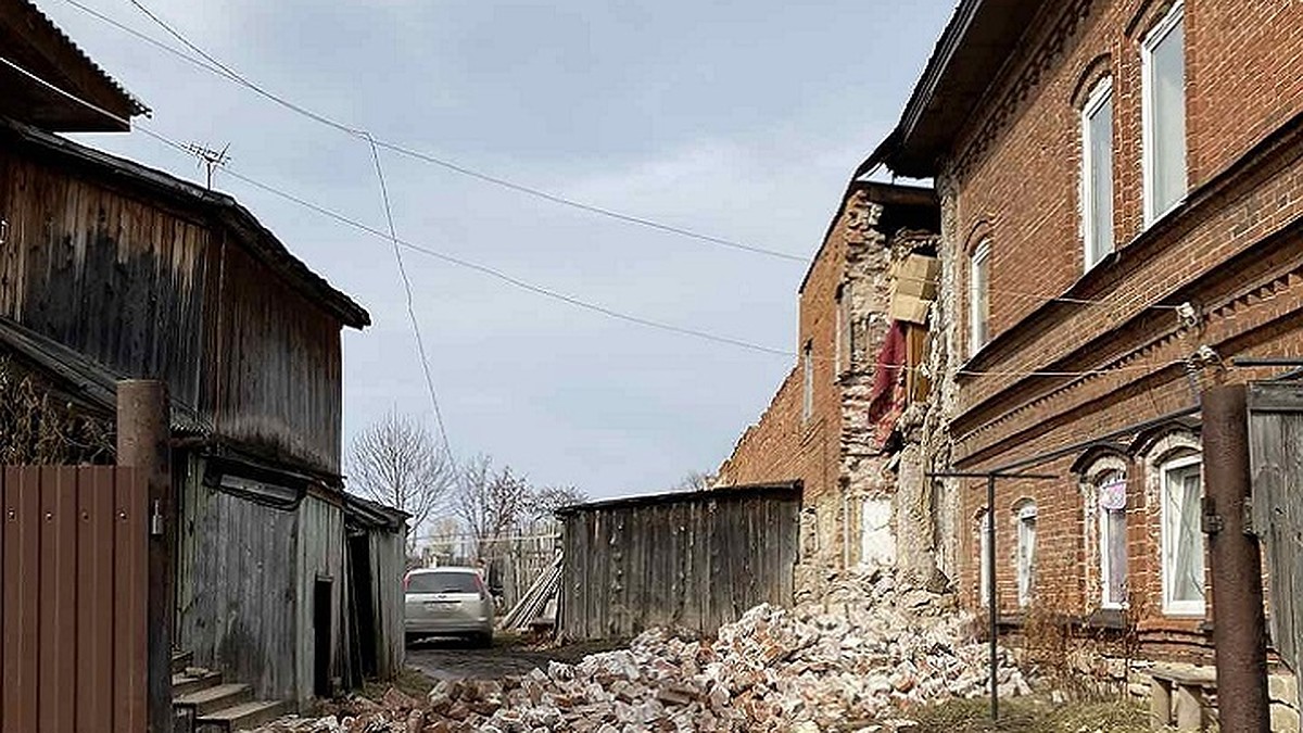 В Кунгуре обрушилась стена двухэтажного жилого дома - KP.RU