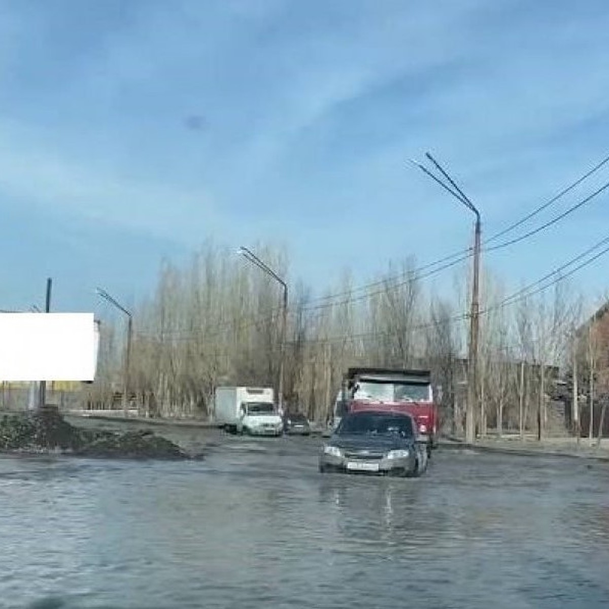 В Орске река Елшанка затопила часть проспекта Ленина в районе гипермаркета  «Лента» - KP.RU