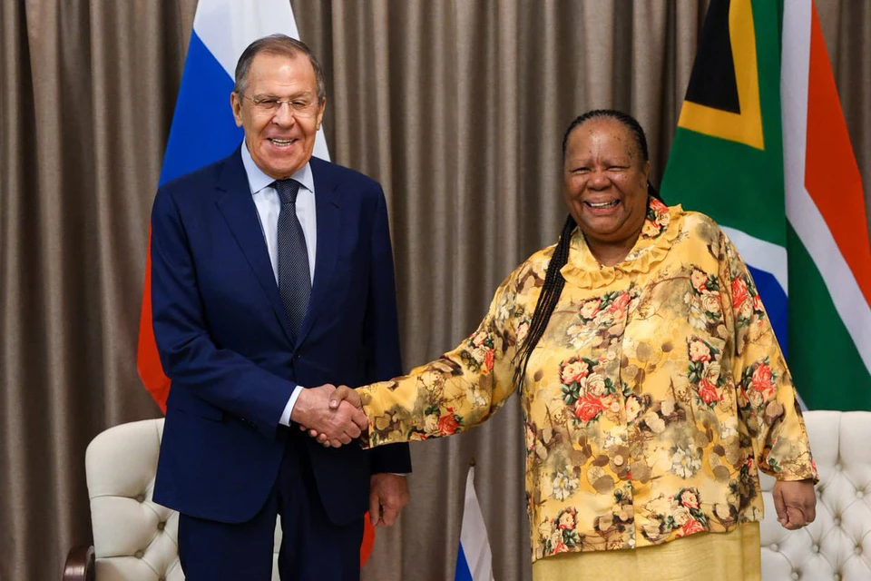 Успехи Москвы в развитии отношений с партнерами в Африке Жереми Лиссуба называет «чарующим наступлением», возглавляемым Сергеем Лавровым, который уже в этом году посетил около десятка африканских стран.