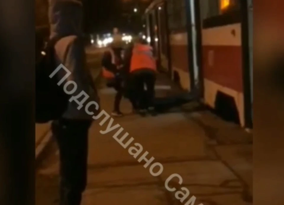 Водитель и кондуктор вынесли перепившего пассажира из вагона и оставили на конечной остановке