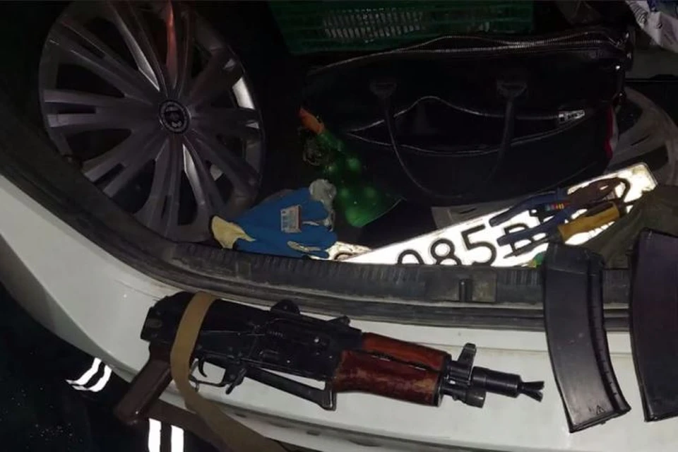 В автомобиле одного из задержанных нашли автомат, боеприпасы, камуфляжную форму и балаклавы. Фото: скриншот из видео