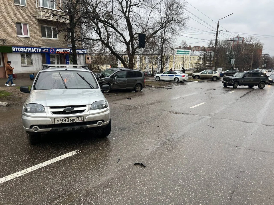 На улице Дмитрия Ульянова в Туле произошло ДТП с участием трех автомобилем