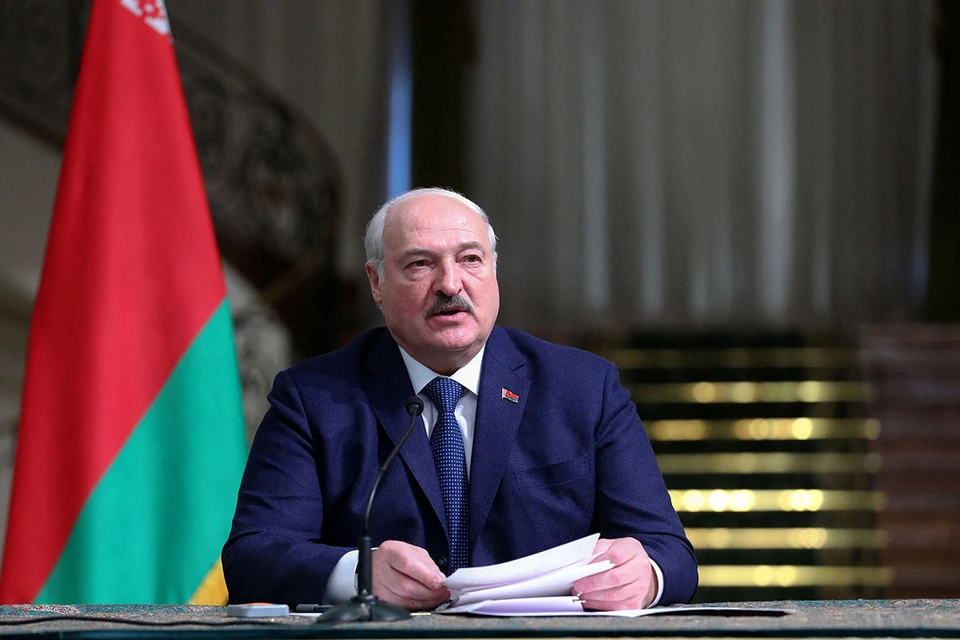 Президент Белоруссии Лукашенко предложил объявить перемирие на Украине без права перемещения техники и переброски оружия.