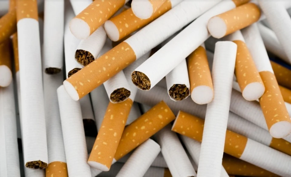 Новые поправки предусматривают, что с 1 апреля 2023 года реализация сигарет и сигарилл по цене ниже базисной будет наказываться штрафом.
