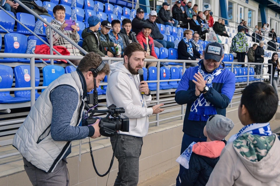 Матчи оренбуржцев и самарцев друг с другом регулярно собирают полный стадион