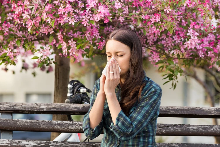 Как аллергику пережить весну: семь важных правил