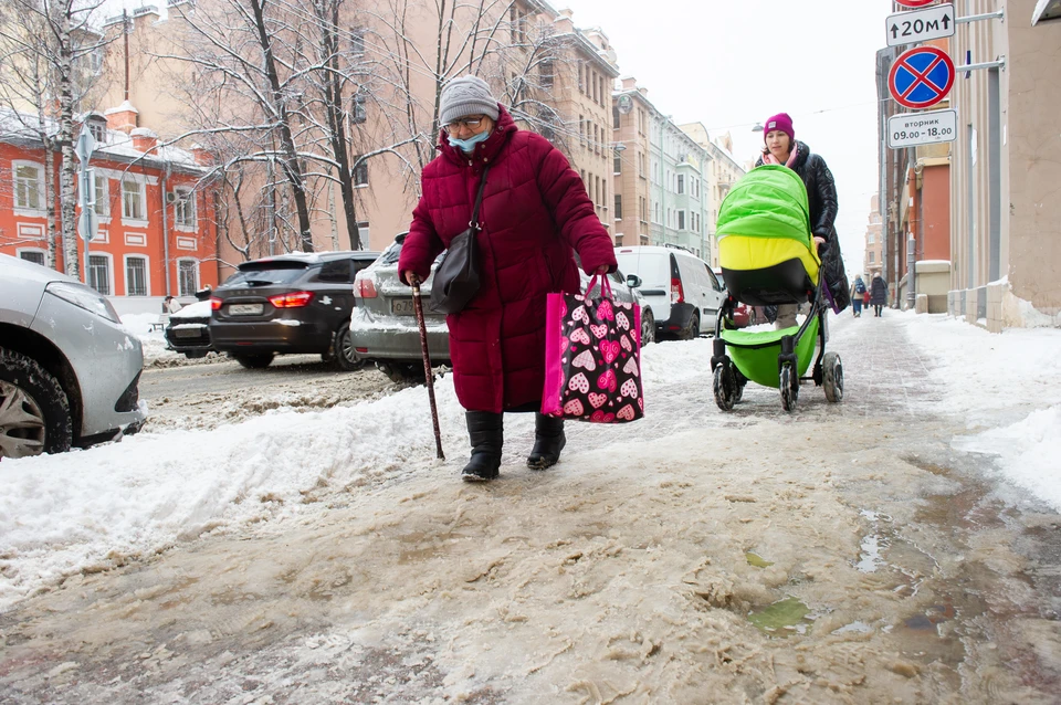 Дорожную службу будут судить в Петербурге после смерти блокадника из-за падения на льду.