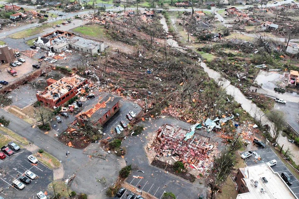 Одиннадцать человек погибли, десятки пострадали в результате мощного торнадо, который обрушился на американские города