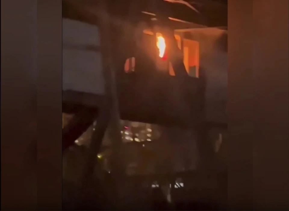 На место прибыли пожарные, которые потушили возгорание.