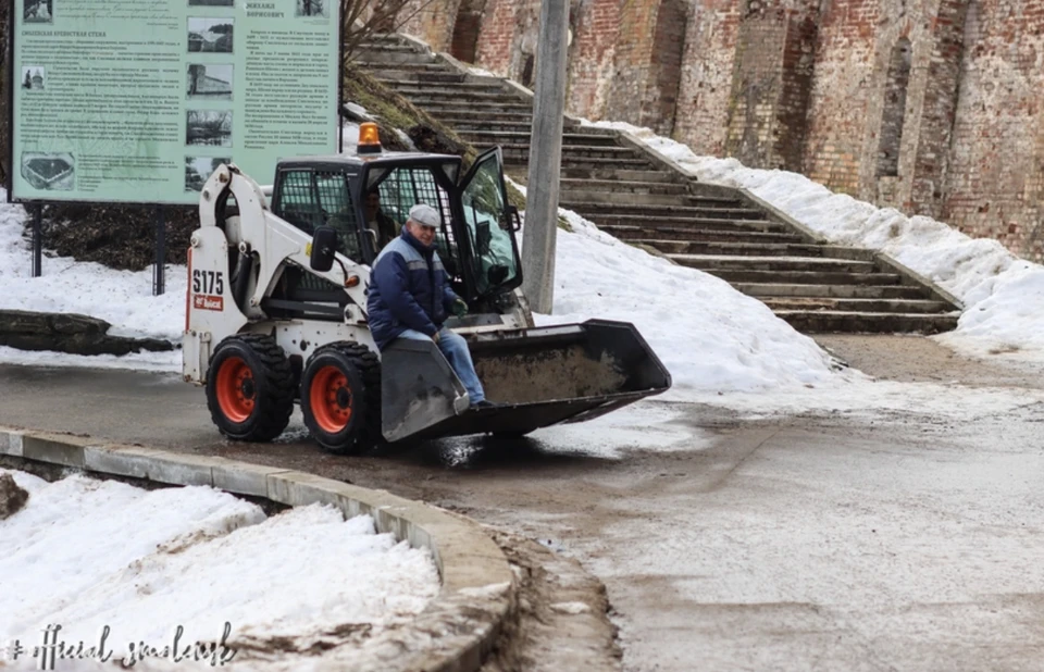 В Смоленске увеличат число дворников и закупят дополнительную уборочную технику. Фото: пресс-служба администрации города.