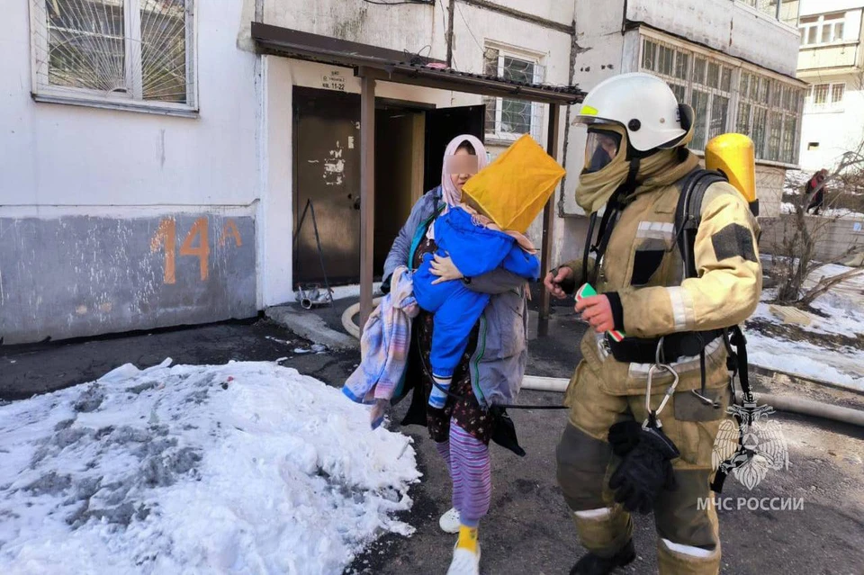 Восемь жильцов горевшего дома на улице Маршала Конева спасли в Иркутске