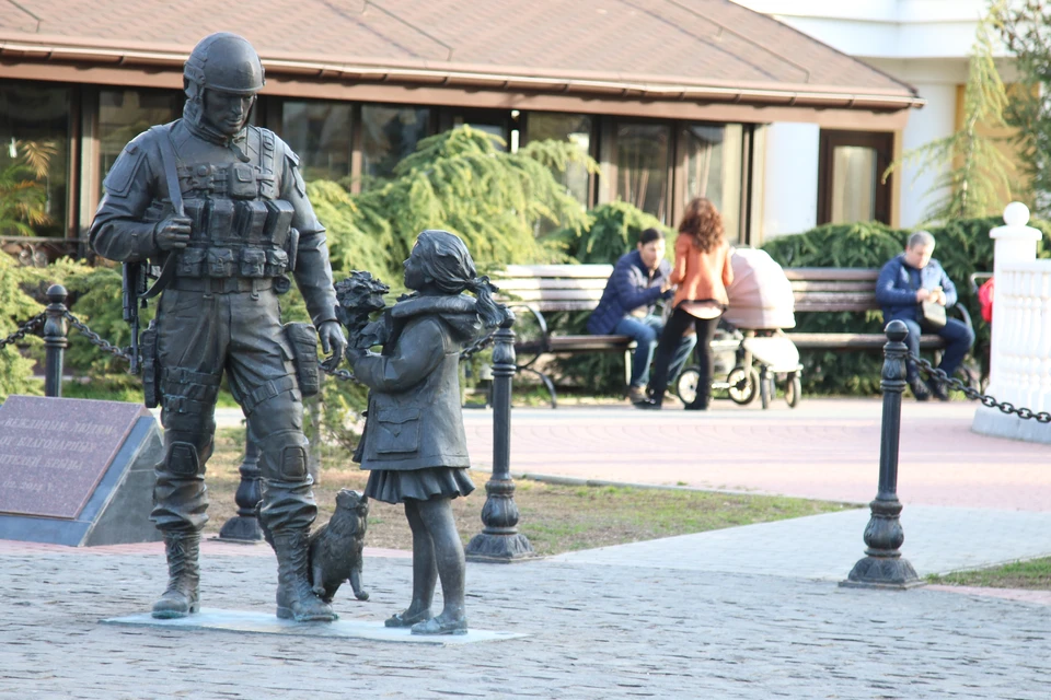 Памятник «Вежливым людям» был открыт в Симферополе в 2016 году