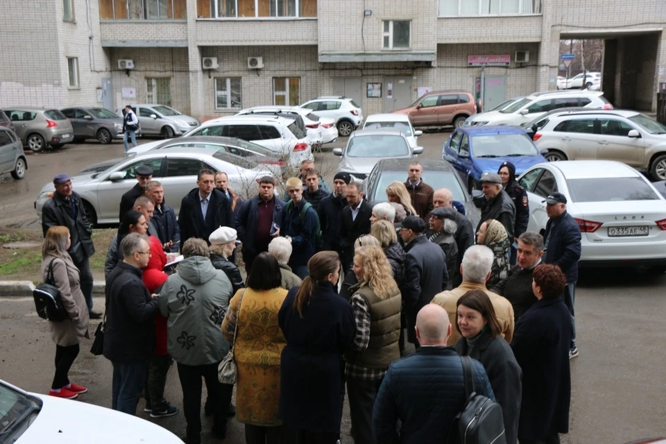 Липане пожаловались на разбитые дороги, шум и посетителей бара