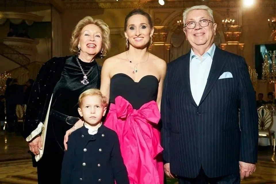 Владимир Винокур на юбилее с женой, дочкой и внуком