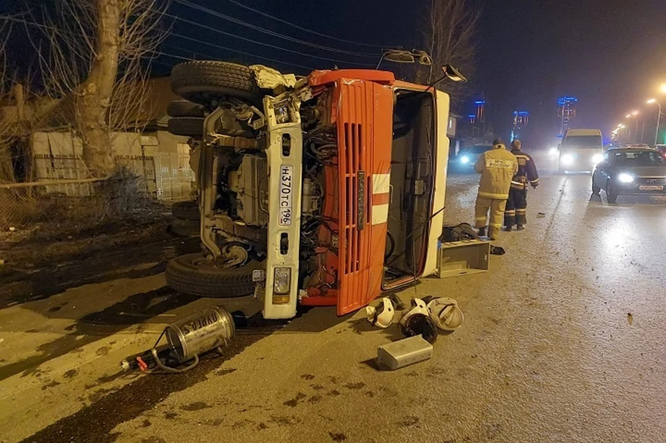 От удара пожарная машина опрокинулась на бок Фото: ГИБДД Екатеринбурга