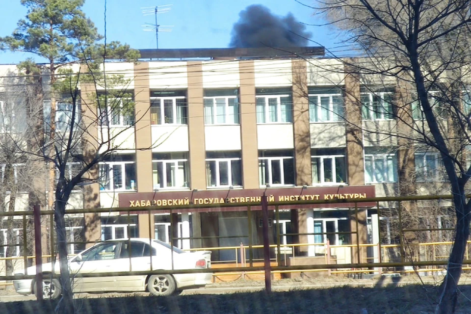Огонь повредил обшивку теплотрассы, из-за чего и поднялся черный дым