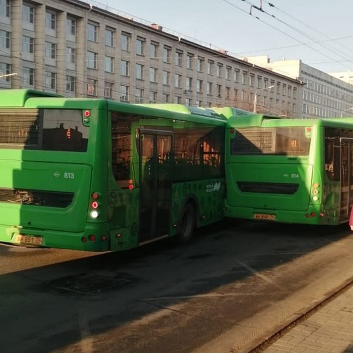 В Челябинске два автобуса столкнулись на остановке - KP.RU