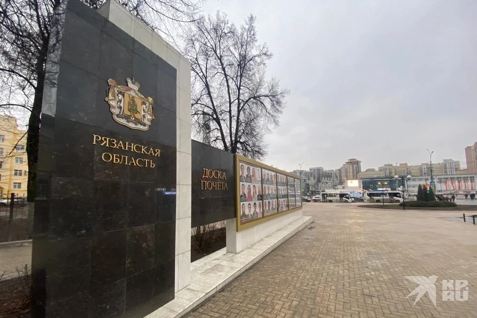 На Доске Почета заменят плитку и крепежи для фотографий.
