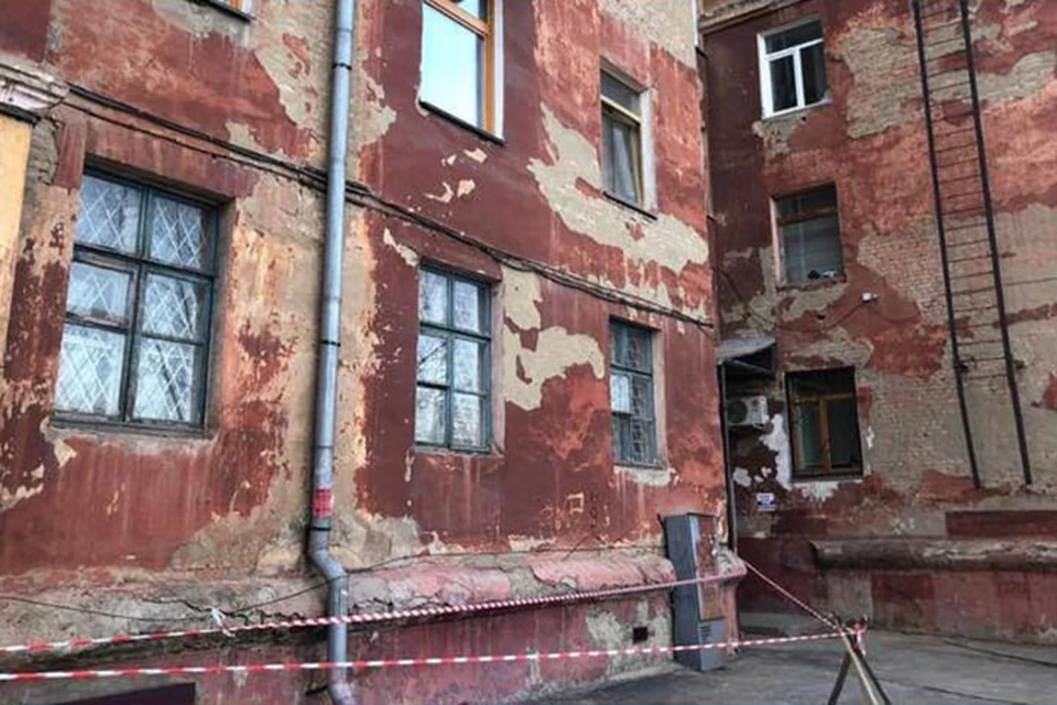 Внешний вид кемеровского дома, где произошло обрушение фасада, оставляет желать лучшего