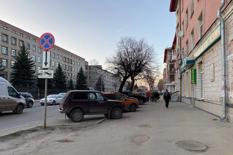 Массовую парковку на тротуаре в центре Рязани сфотографировали рязанцы.